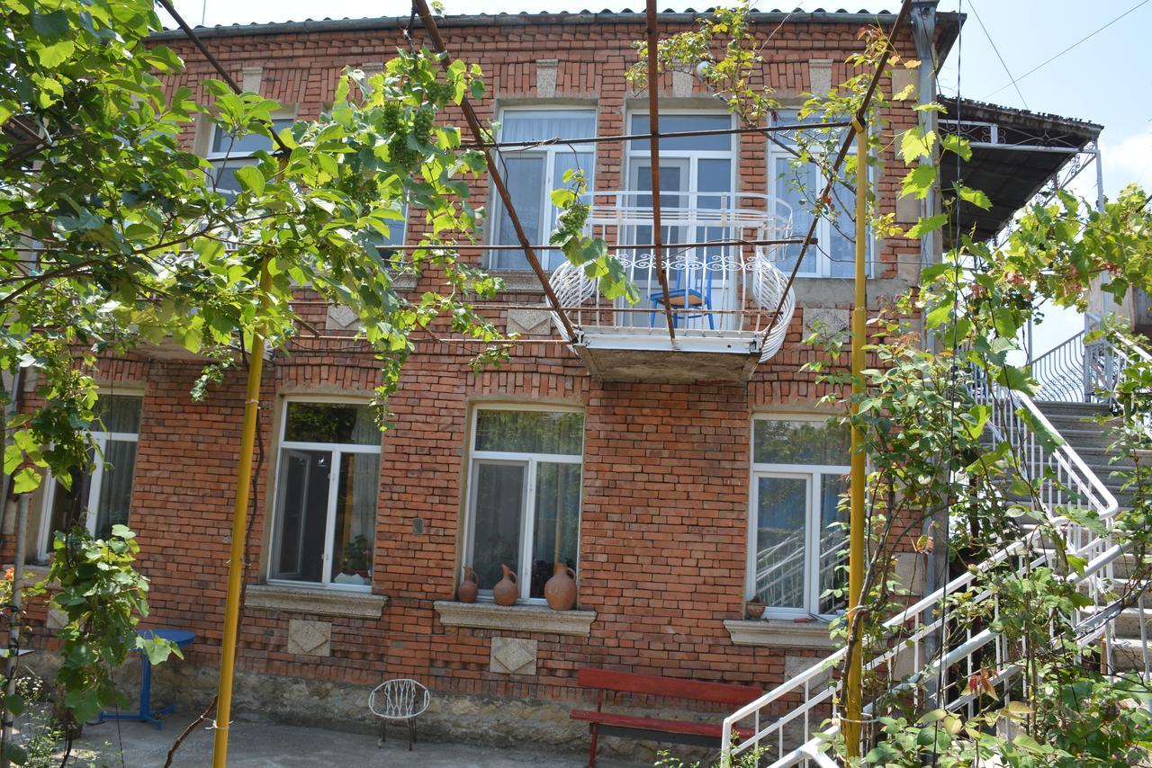 Friends House Hotel Kutaisi Exterior photo