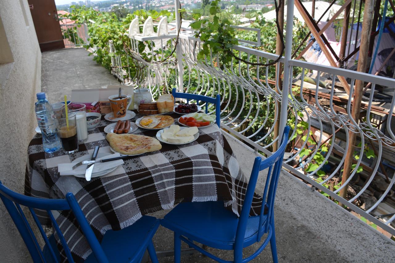 Friends House Hotel Kutaisi Exterior photo